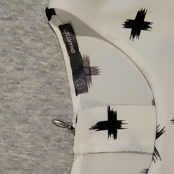 Smart Set Sleevless Blouse - Picture 5 of 5